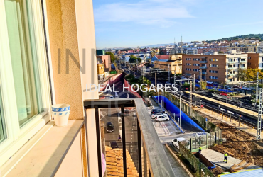 Vivienda-Piso-Luminoso piso con terraza y parking en E 4