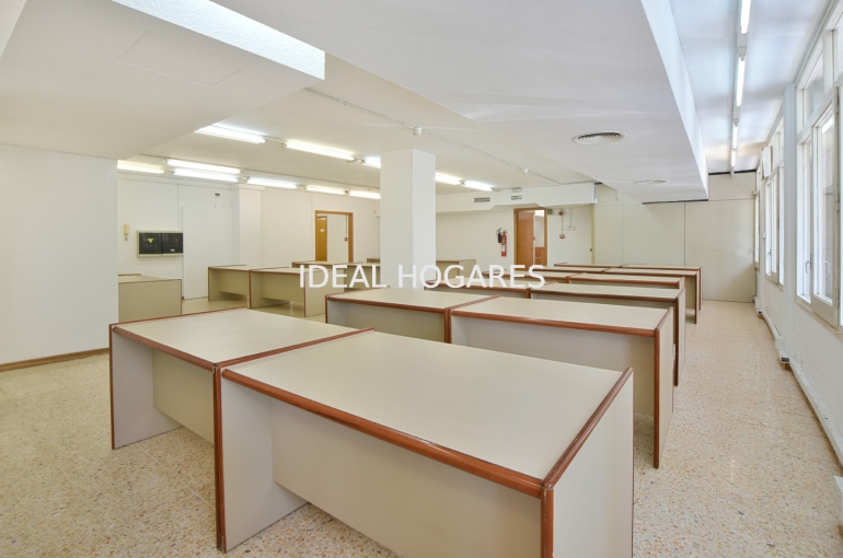 Local comercial-Local comercial-OFICINA 440 m² en C/Llorens i Barba (cas 10