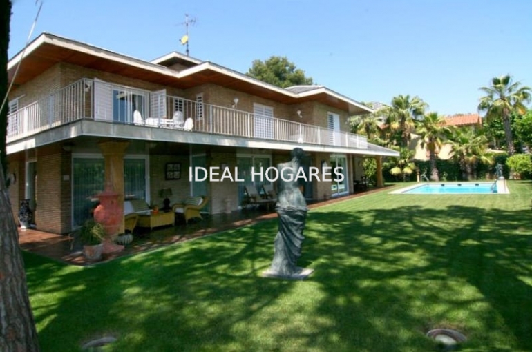 Vivienda-Casa-*¡Descubre tu Paraíso Privado en Tiana c 1