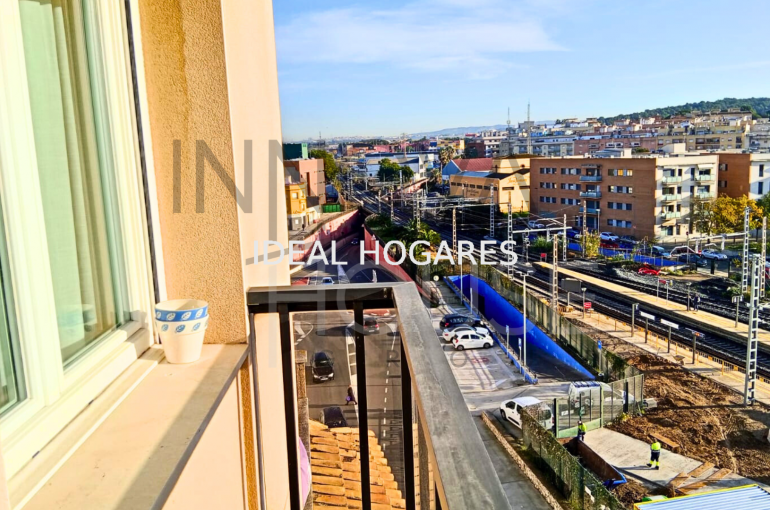 Vivienda-Piso-Luminoso piso con terraza y parking en E 4